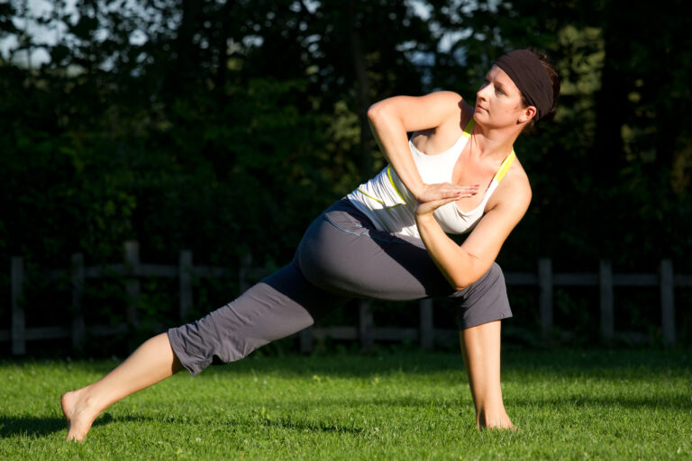 Andrea Škrobáková - powerjóga - bojovník 3 v rotaci